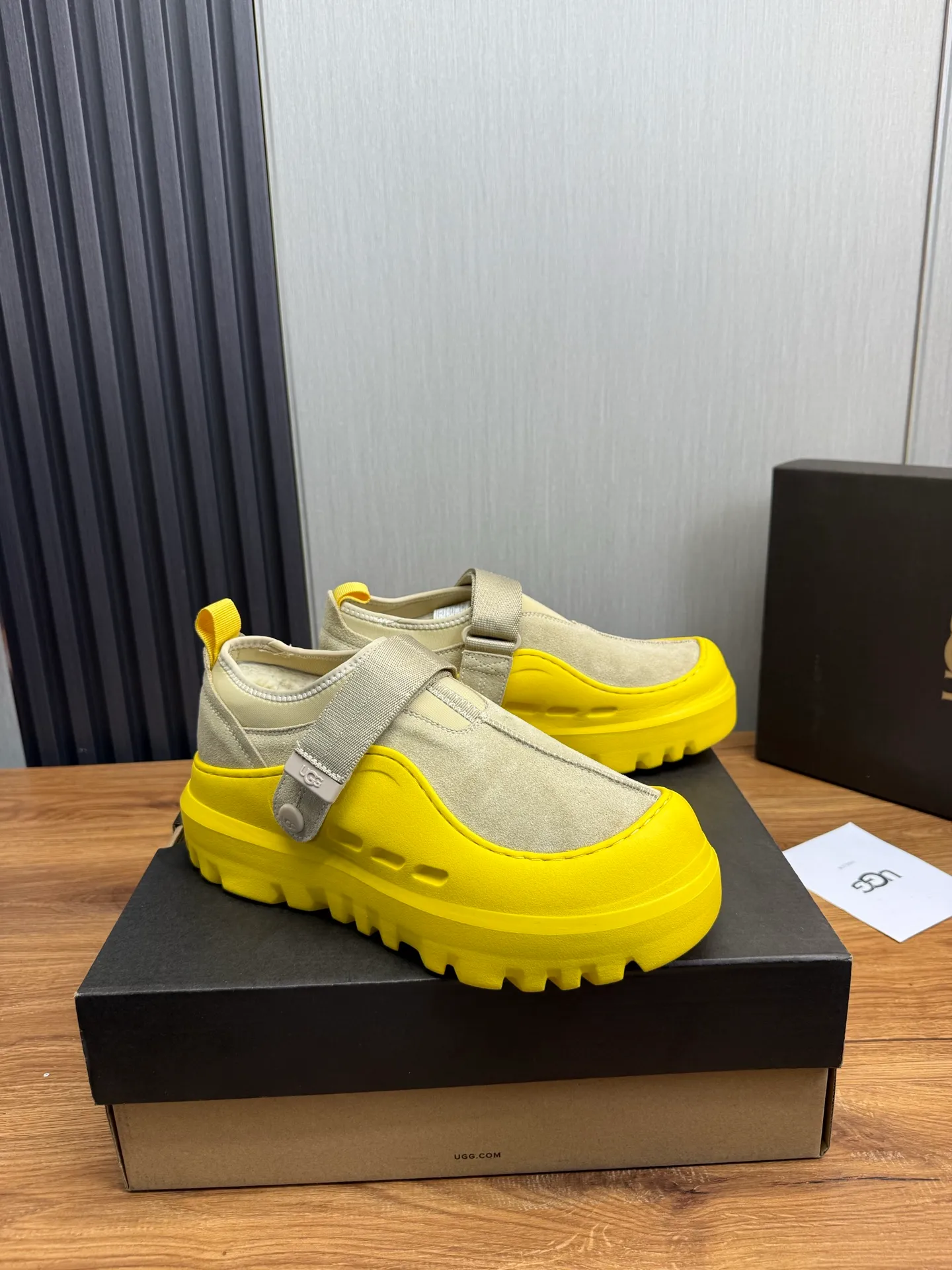 Men's shoes💰580💰Couples💖 New UGG fur integrated men's simple and fashionable snow boots. The most worth buying at the end of this year are warm casual shoes. Whether you are out and about at home, their comfortable and warm performance will be your most suitable fashion companion! The material is cowhide upper and imported wool is used inside. Warm and comfortable! The eva+ rubber patch outsole is cushioned, non-slip and wear-resistant, and has good elasticity. It is light and wear-resistant, comfortable and soft, and the new simple cut is more fashionable. It has both practicality and fashion sense, so you no longer have to worry about how to match it in winter, while still maintaining your fashionable taste. High-quality genuine wool. Look at the details for the material! Size: 35-40-41-42-43-44-44 sneaker size